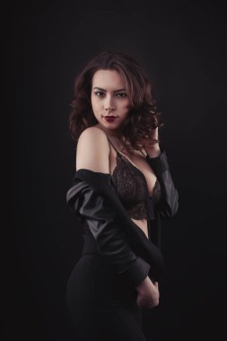 Dantel iç çamaşırı ve omuzlarını cekette çekici kadın