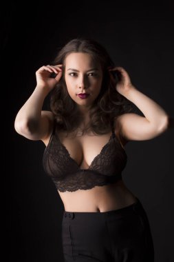 Kadın iç çamaşırı gölgelerde kıvırcık saçlı güzel kadın