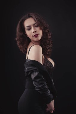 Dantel iç çamaşırı ve omuzlarını cekette seksi kadın