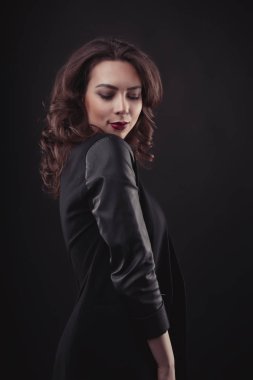 Gülümseyen modeli dantel iç çamaşırı ve omuzlarını ceket