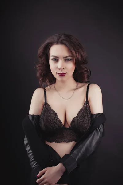 Femme fabuleuse en lingerie dentelle et veste sur ses épaules — Photo