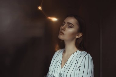 Çelenk arka plan üzerinde baştan çıkarıcı genç esmer kızla