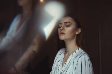 Harika esmer kadın ile onun yansıması bir arka plan üzerinde