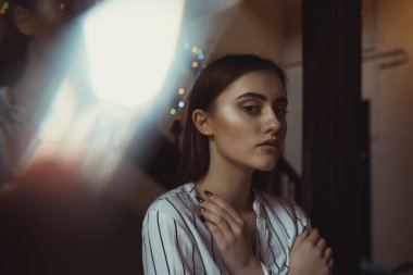 Esmer kadınla göz alıcı bir arka plan üzerinde yansıması