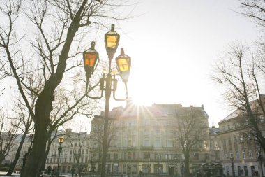 Lviv, Ukrayna - 1 Ocak 2017: Eski fenerler Svoboda Ave üzerinde