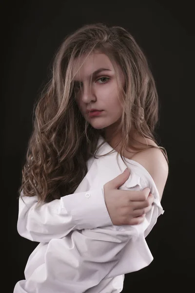 Pályázat fiatal nő visel inget és csupasz válla — Stock Fotó