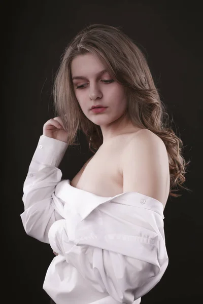 Magnifique jeune femme posant dans une chemise blanche pour hommes — Photo