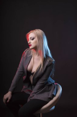 Muhteşem sarışın model siyah iç çamaşırı ve ceket 