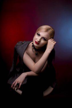 Güzel genç kadın çıplak omuzlarını ceket ile