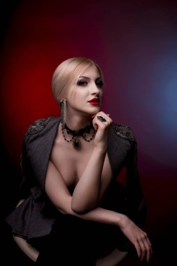 Dekolte ile ceket giymiş güzel genç modeli