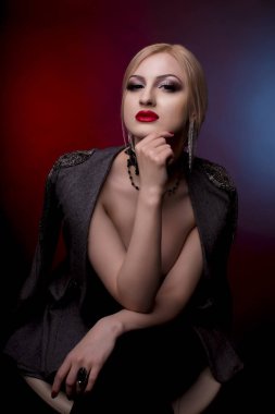 Genç kadın çıplak omuzlarını ceket ile çarpıcı