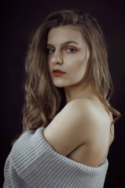 Güzel bir genç çıplak omuz ve gür saç modeliyle