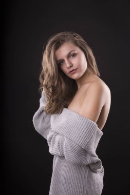 Muhteşem genç kadın kazak çıplak omuz ile poz