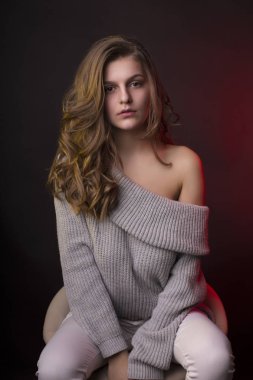 Muhteşem genç kadın kazak çıplak omuz ile poz