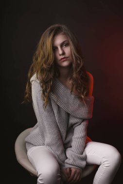 Kazak giyen gür sarı saçlı ihale genç kadın