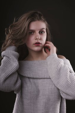 Çekici genç bayan kazak giyen gür sarı saçlı