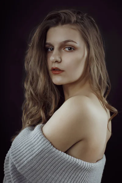 Vacker ung modell med nakna axlar och grönskande hår — Stockfoto