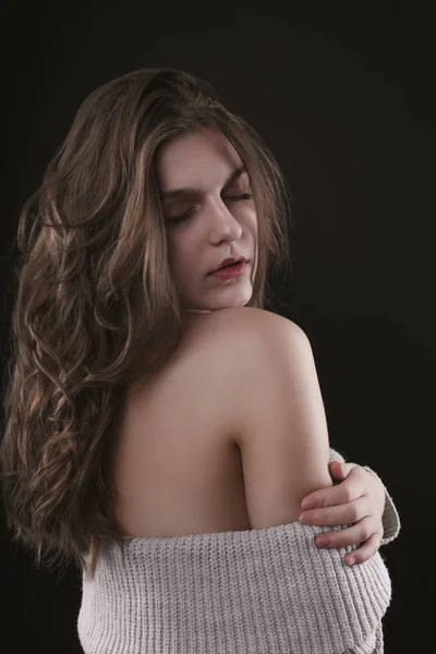 Hermosa joven modelo con hombros desnudos y ojos cerrados —  Fotos de Stock