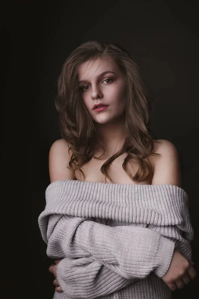 Incroyable jeune femme aux épaules nues posant au studio — Photo