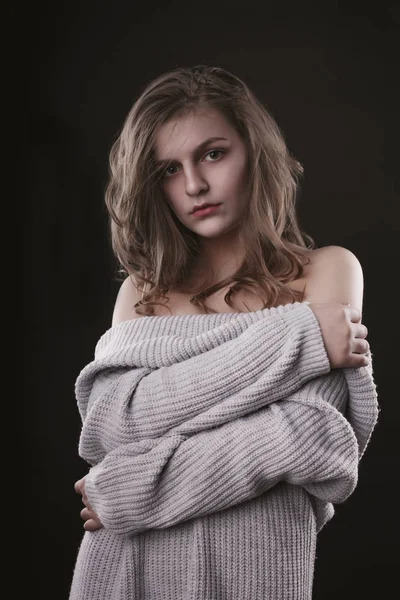 Fashionable young woman with naked shoulders posing at studio — Stock Photo, Image