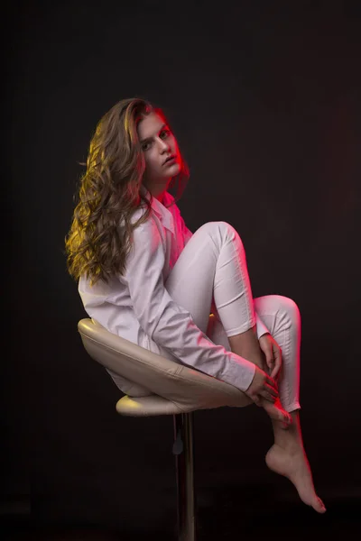 Gyönyörű fiatal nő póló piros stúdió fény — Stock Fotó