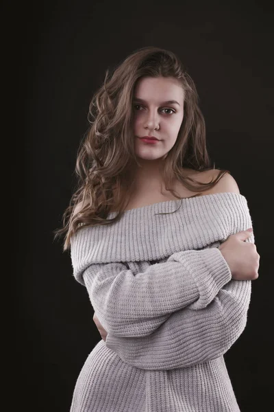 Ελκυστική νεαρή γυναίκα στο πλεκτό πουλόβερ με γυμνά ώμους — Φωτογραφία Αρχείου