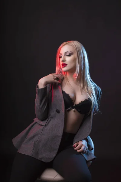 Сексуальна молода модель в чорному мереживний бюстгальтер і піджак — стокове фото