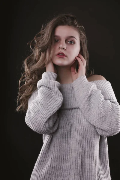 Model muda cantik dengan rambut pirang lebat memakai sweater — Stok Foto