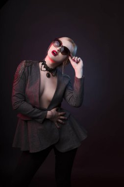 Gözlük ve parlak makyaj sürpriz sarışın kadın