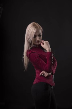 Parlak makyaj ve uzun sarı saçlı muhteşem kadınla