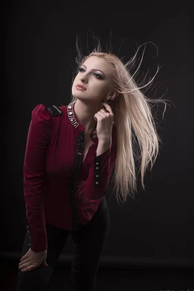 Stüdyoda rüzgarda saçlı şık genç kadın — Stok fotoğraf