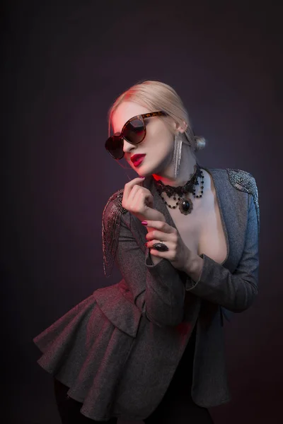 Mulher glamourosa em chocker e óculos com luz vermelha estúdio — Fotografia de Stock