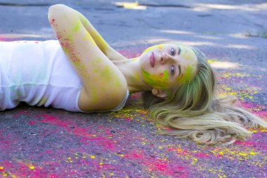 Renk toz Gulal onun etrafında olan muhteşem kadın