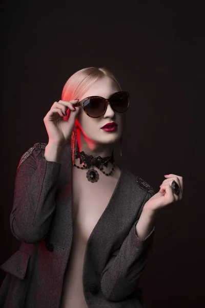 Módní blond dáma v brýlích s světlý make-up — Stock fotografie