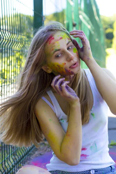 Renk toz Gulal yüzünde güzel sarışın kadınla
