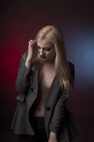 Mujer rubia encantadora con maquillaje brillante y vestida con chaqueta — Foto de Stock