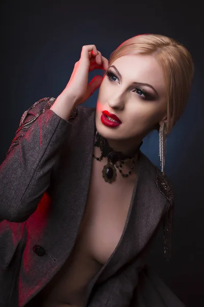 Super blondýna žena s dekolt a nošení zácpa — Stock fotografie