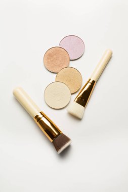 Vurgulayıcılar kozmetik fırçalarla, üzerinde beyaz bir adam ayarla
