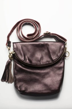 Dekorasyonu ile şık kahverengi deri kadının çanta