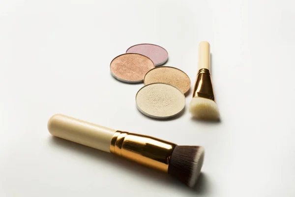 Kit of highlighters with cosmetic brushes over a white backgroun — Stock Photo, Image