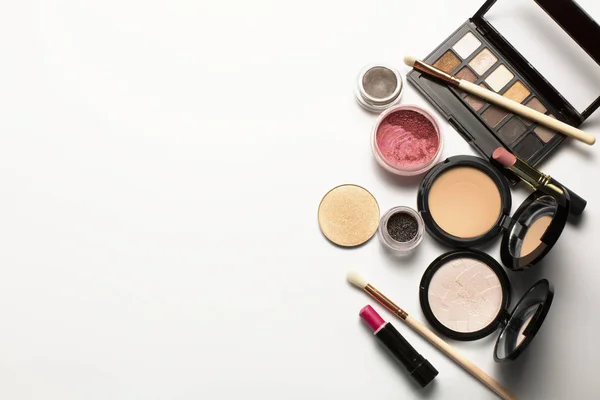 Flat lay of eyeshadow palette,cosmetic brushes and pressed powde — Stock Photo, Image