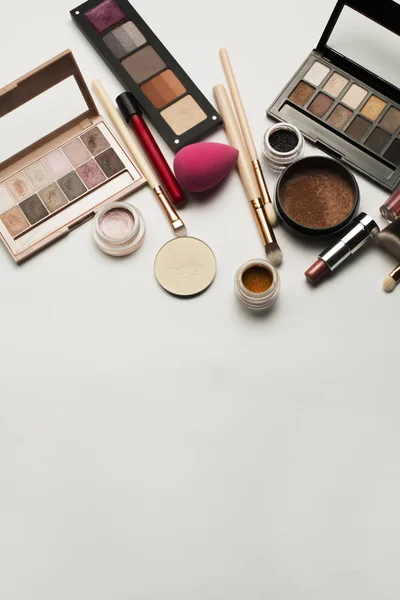 Flat lay of eyeshadow palettes,cosmetic brushes and lipstick. Sp — Stock Photo, Image