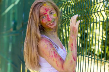 Renkli toz Holi yüzünde mutlu genç kadın