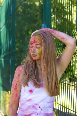 Kuru toz Holi yüzünde çekici genç kadın