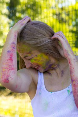 Mutlu genç kadın Holi Festivali Kuru toz kaplı