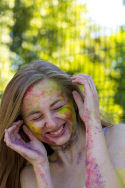 Mutlu genç kadın Holi Festivali kuru pembe toz kaplı