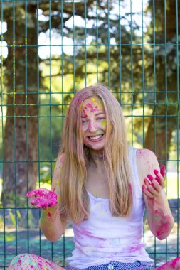 Toz Holi yüzü ve elleri üzerinde olan mutlu kadın