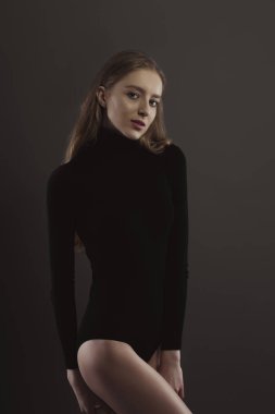 Modeli test çekici kadın siyah vücut üzerinde gri bir studi ile