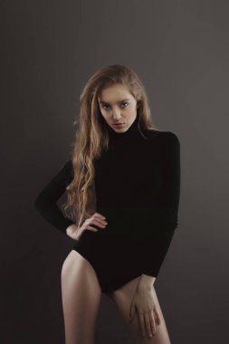 Güzel sarışın kadın modeli testler gri Studio için poz bac