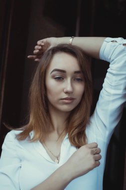 Karanlık pasajda sarışın model poz çarpıcı